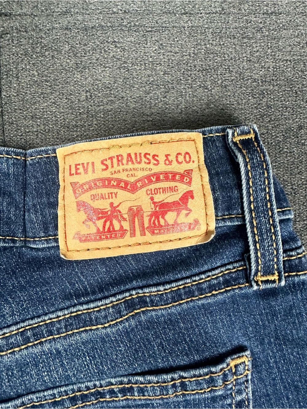 Levi’s Medium Wash Stretch Cuffed Denim Shorts Women’s 26 Mid Rise - Picture 14 of 15